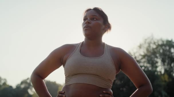 African American Woman Breathing Running Park Shot Red Helium Camera — Vídeo de stock