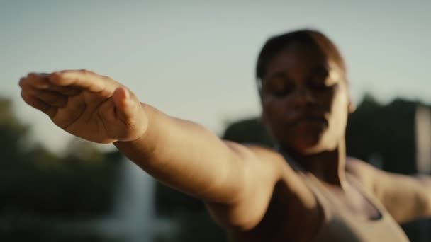 Femme Afro Américaine Pratiquant Exercice Yoga Parc Tourné Avec Caméra — Video