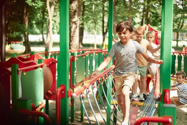 Gruppo Bambini Che Giocano Parco Giochi Durante Giornata Estiva — Foto Stock