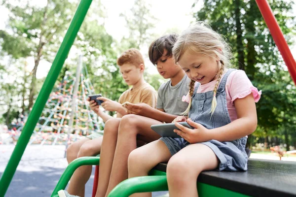 Group Kids Using Mobile Phone Playground — Stockfoto