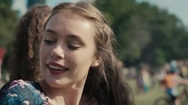 Müzik festivalinde dans eden Kafkas kadınlarına yakın çekim. 8K 'da kırmızı helyum kamerayla çekildi..