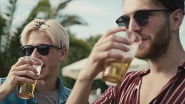 Two Young Caucasian Men Having Fun Music Festival While Drinking — Vídeo de Stock