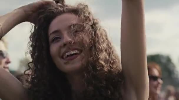 Close Caucasian Woman Curly Hair Dancing Music Festival Shot Red — Stockvideo