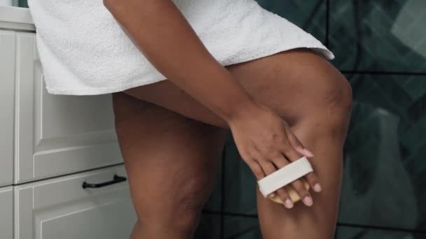 African American Woman Doing Peeling Her Legs Domestic Bathroom Shot — Αρχείο Βίντεο