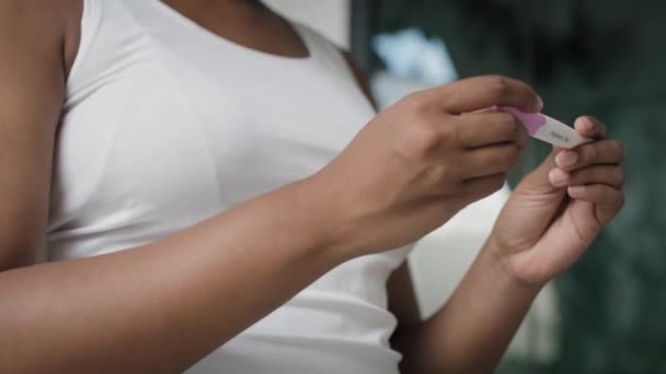 Laag Gezichtspunt Van Afro Amerikaanse Gestreste Vrouw Wachtend Zwangerschapstest Resultaten — Stockvideo