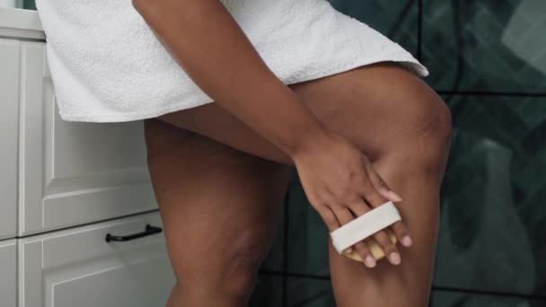 African American Woman Doing Peeling Her Legs Domestic Bathroom Shot — Vídeo de Stock