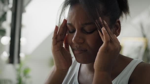 Close African American Woman Huge Headache Standing Bathroom Shot Red — Stockvideo