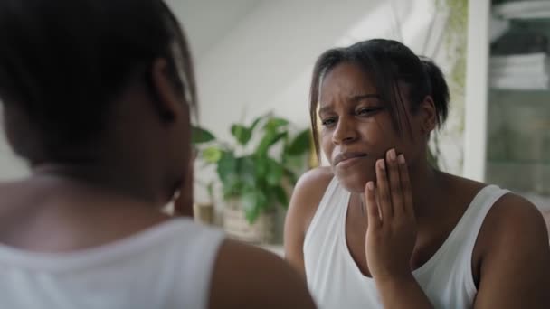 African American Woman Bathroom Having Strong Toothache Bruxism Shot Red — Vídeo de Stock