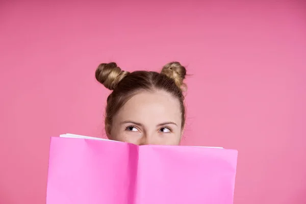 Close Caucasian Female Teenager Hidden Pink Paper Notebook — Φωτογραφία Αρχείου