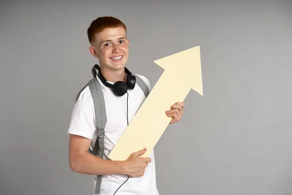 Redhead Boy Schoolbag Looking Camera Holding Big Arrow — Stock fotografie