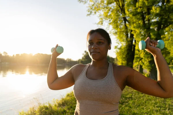Sized African American Woman Exercising Dumbbells Park Summer Day — Stock fotografie