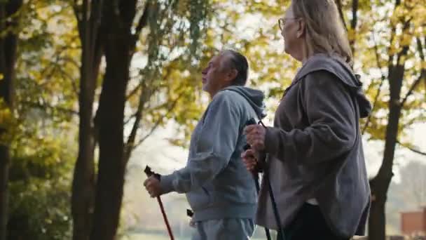 Caucasian Senior Couple Nordic Walking Park Shot Red Helium Camera — 비디오