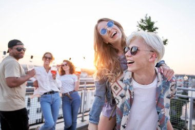 Kafkasyalı çift güneşli bir günde partide iyi eğlenceler. 