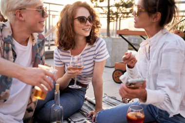 Çatıdaki partide bir grup Kafkasyalı arkadaş vardı. 