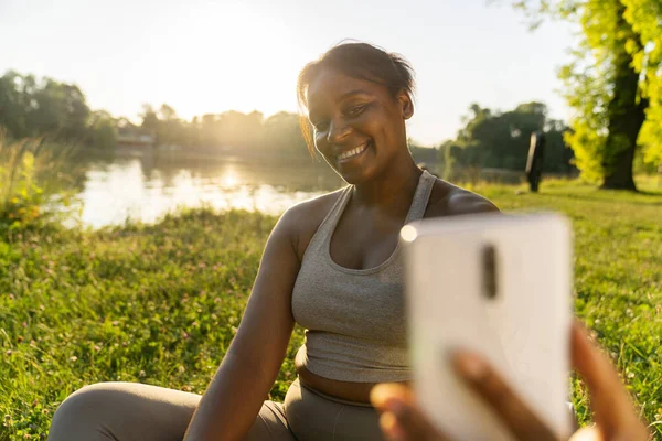 Rozmiar Afroamerykanka Robi Selfie Treningu Parku — Zdjęcie stockowe