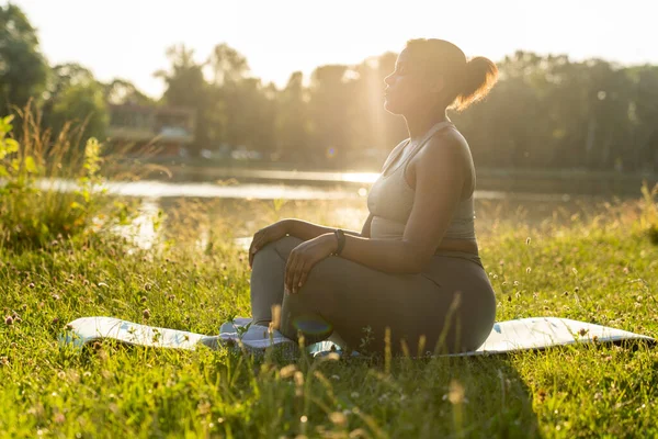 African American Woman Practicing Meditating Park — Stock Photo, Image