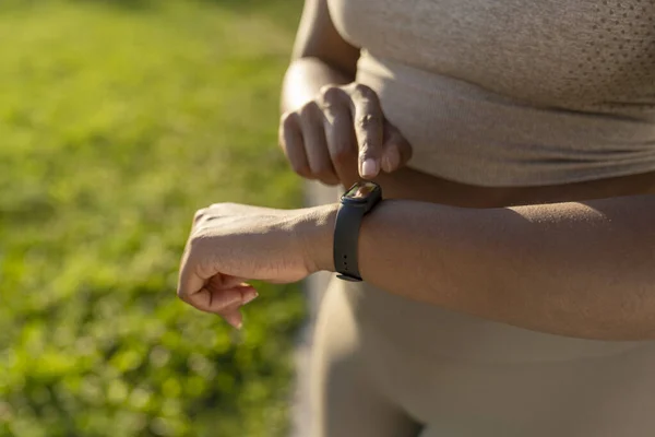 Close African American Woman Using Smart Watch Training —  Fotos de Stock