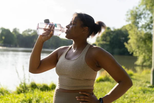 Young African American Woman Drinking Water Training Outdoors — Fotografia de Stock