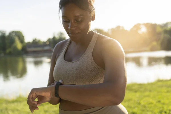 African American Woman Using Smart Watch Training — Stock fotografie