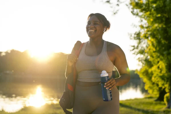 Young African American Woman Walking Bag Bottle Water Park Summer — Stock fotografie