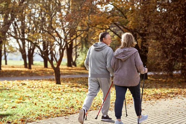 Yaşlı Beyaz Çift Parkta Birlikte Yürüyüş Yapıyor — Stok fotoğraf