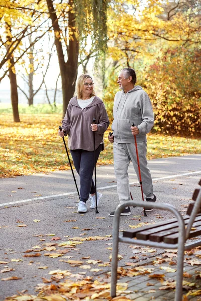 Senior Caucasian Couple Hiking Together Park — Stok fotoğraf