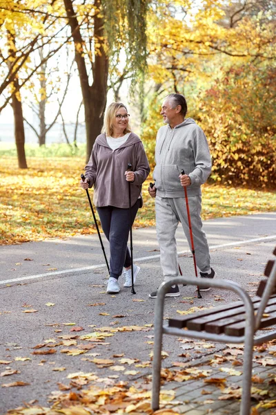 Yaşlı Beyaz Çift Parkta Birlikte Yürüyüş Yapıyor — Stok fotoğraf