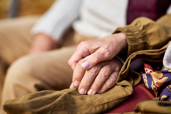 Close Senior Caucasian Couple Holing Hands Together — Fotografia de Stock