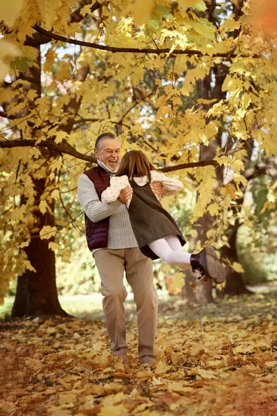 Senior Man Her Granddaughter Have Fun Park Autumn — Φωτογραφία Αρχείου