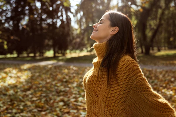 Caucasian Woman Eyes Closed Smiling Park Autumn — Stok fotoğraf