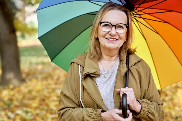 Portret Van Een Oudere Vrouw Onder Paraplu Het Park Herfst — Stockfoto