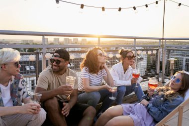 Çatıdaki partide bir grup etnik kökenli arkadaş var. 