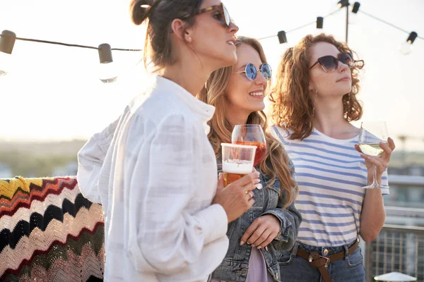 Caucasian Young Women Standing Rooftop — 스톡 사진