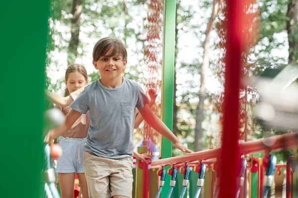 Kindergruppe Spielt Sommer Auf Dem Spielplatz — Stockfoto