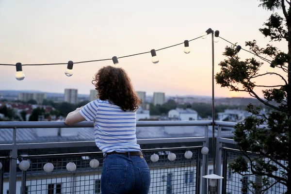 Rear View Woman Standing Looking Sunset Rooftop City — Stockfoto