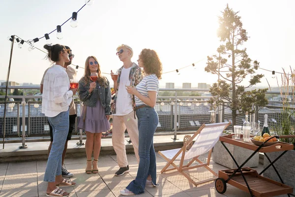 Group Young Friends Party Top Roof — Stockfoto