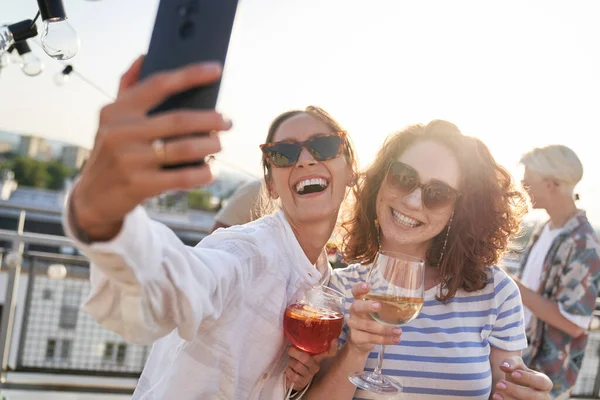 Two Young Women Make Selfie Together Top Roof — Zdjęcie stockowe