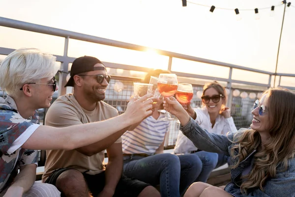 Group Friends Make Toast Sunset Top Roof — Foto de Stock