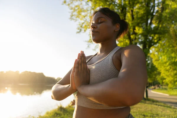 African American Woman Practicing Yoga Park — Stock Photo, Image