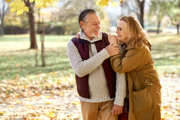 Senior Woman Man Walking Together Park Autumn — 图库照片