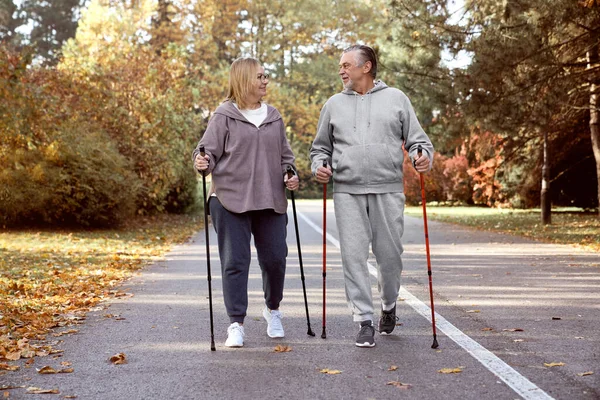 Senior Caucasian Couple Hiking Together Park — Fotografia de Stock