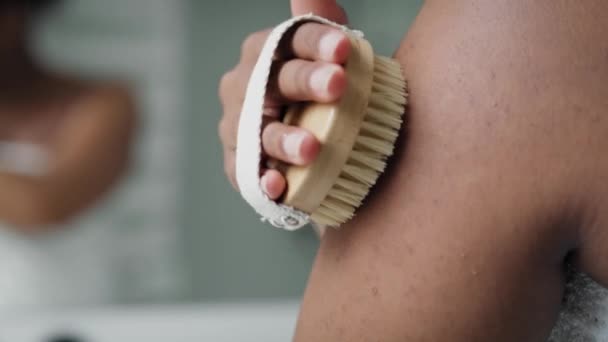 Detail African American Woman Scrubbing Skin Domestic Bathroom Shot Red — Stock video