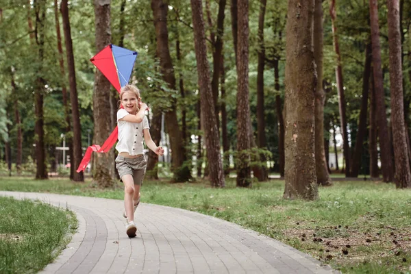 Blonde Girl Have Fun Kite Park — Stockfoto
