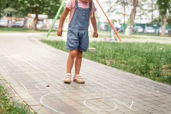 Χαμηλό Τμήμα Του Μικρού Κοριτσιού Που Παίζει Στο Κουτσό — Φωτογραφία Αρχείου