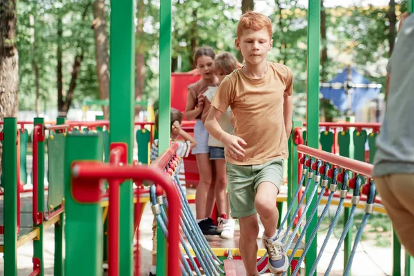Kindergruppe Spielt Sommer Auf Dem Spielplatz — Stockfoto