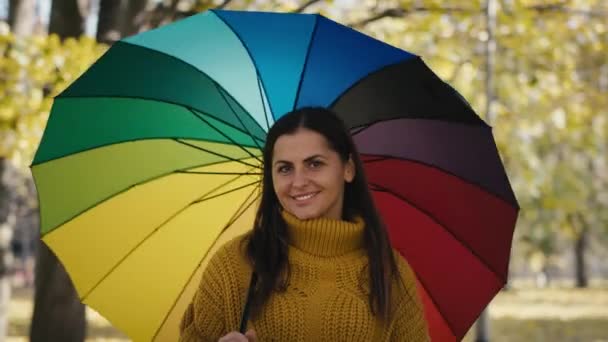 Portrait Caucasian Woman Colourful Umbrella Park Shot Red Helium Camera — Stockvideo