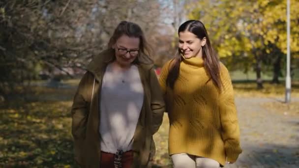 Caucasian Women Walking Together Park Autumn Shot Red Helium Camera — Video