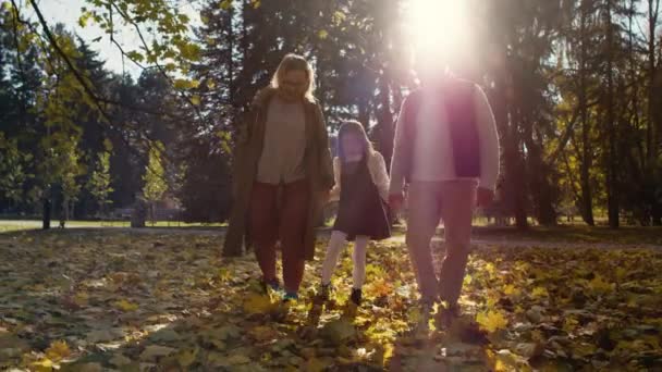 Senior Caucasian Couple Granddaughter Walking Park Together Shot Red Helium — Stockvideo