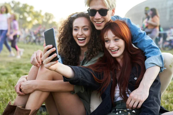 Group Three Caucasian Friends Make Selfie Together Music Festival — Zdjęcie stockowe