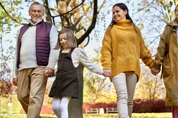 Family Walking Park Autumn — 图库照片